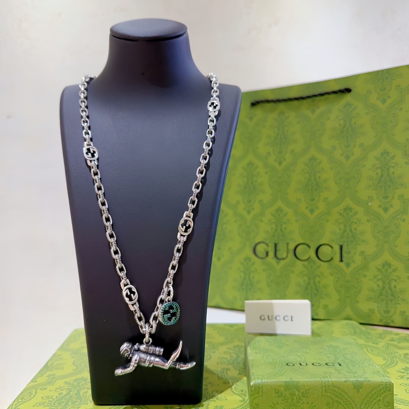 G*u*i necklaces